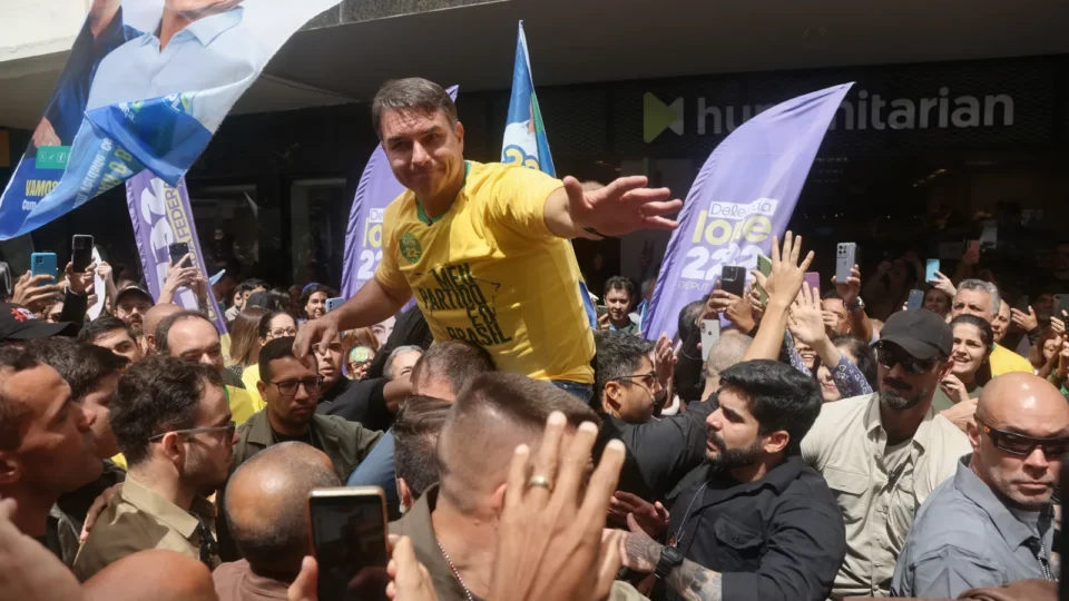 Aliados aconselham Flávio a evitar debates com Lula no 2º turno
