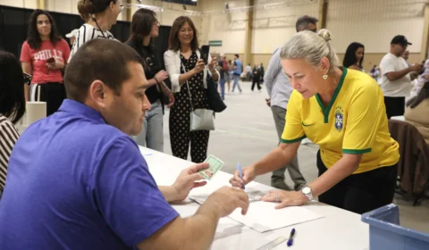 Lula lidera votos no exterior em 17 países; Flávio em 8 locais