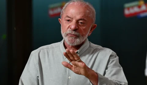 Lula promete Pé-de-Meia universitário com bolsa de R$ 700