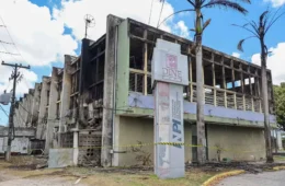 Prédio incendiado na UFPE será escorado para perícia presencial da Polícia Federal