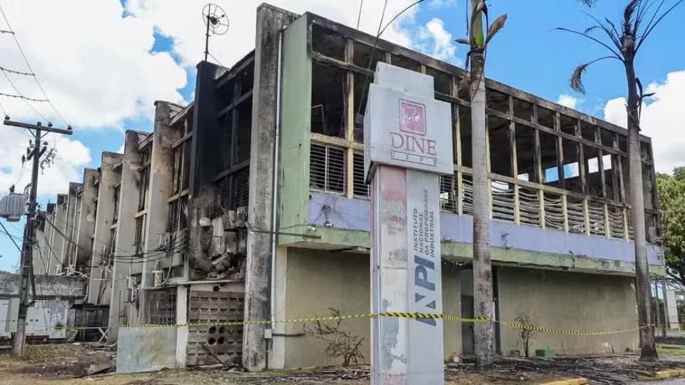 Prédio incendiado na UFPE será escorado para perícia presencial da Polícia Federal