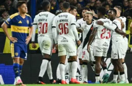 Vasco vence Boca Juniors na Bombonera com um a menos e fica a um empate da final