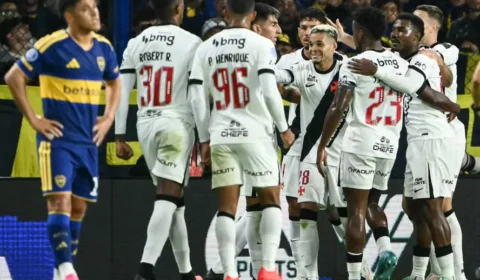 Vasco vence Boca Juniors na Bombonera com um a menos e fica a um empate da final