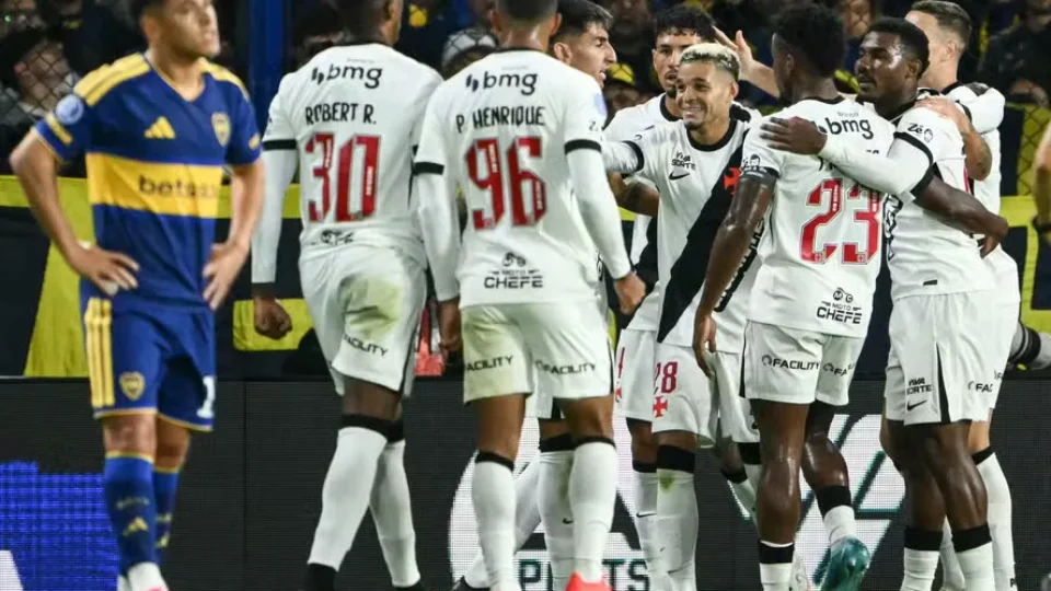 Vasco vence Boca Juniors na Bombonera com um a menos e fica a um empate da final