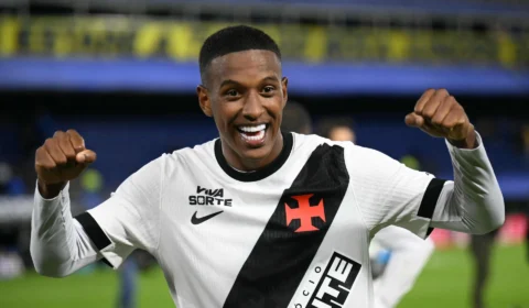 Robert Renan, zagueiro do Vasco, capota carro na Barra da Tijuca