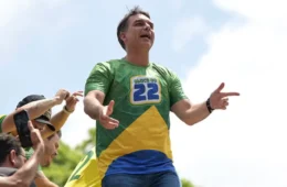 Apoiadores de Flávio Bolsonaro se reúnem na Praça do Ó antes do segundo turno