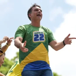 Apoiadores de Flávio Bolsonaro se reúnem na Praça do Ó antes do segundo turno