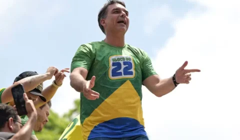 Apoiadores de Flávio Bolsonaro se reúnem na Praça do Ó antes do segundo turno