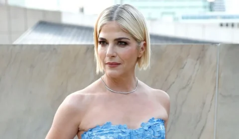 Atriz de “Legalmente Loira” é presa após supostamente morder comissária e tentar abrir porta de avião