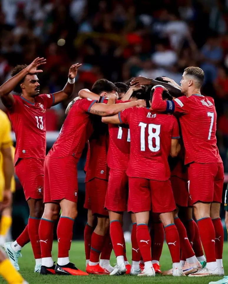 A situação chamou ainda mais atenção na partida seguinte. Contra a Noruega, Ronaldo começou no banco. Gonçalo Ramos foi escolhido para ocupar seu lugar entre os titulares. https://www.terra.com.br/diversao/cristiano-ronaldo-deixa-a-selecao-portuguesa-apos-tensao-com-jorge-jesus,46687e547bedf6ea0224126f5b0292afwsasxedd.html?utm_source=clipboard