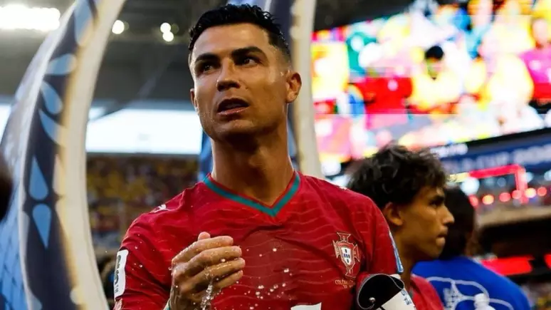 Na partida contra o País de Gales, CR7 começou como titular. Portugal venceu, mas o desempenho do craque não foi dos melhores. Ronaldo até marcou um gol, mas o lance acabou anulado por impedimento. Ele também perdeu uma boa oportunidade diante do goleiro. Então, no segundo tempo, Jorge Jesus decidiu substituí-lo.https://www.terra.com.br/diversao/cristiano-ronaldo-deixa-a-selecao-portuguesa-apos-tensao-com-jorge-jesus,46687e547bedf6ea0224126f5b0292afwsasxedd.html?utm_source=clipboard