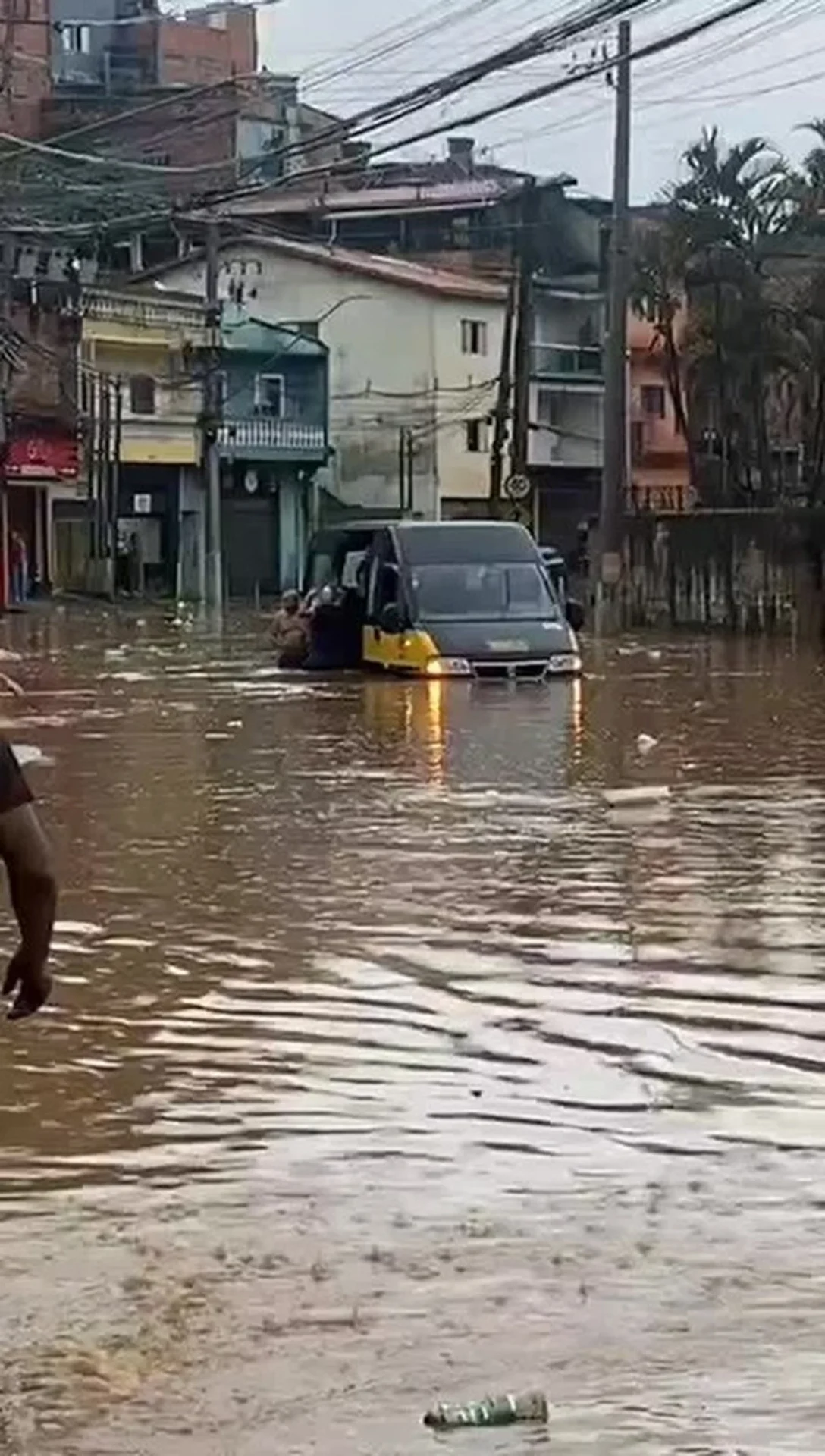 Também não foram divulgadas informações sobre feridos ou necessidade de atendimento médico entre os ocupantes da van.