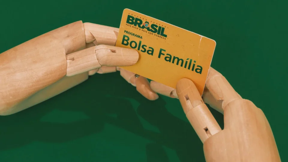 Bolsa Família com reajuste de 15% começa a ser pago nesta segunda; veja calendário