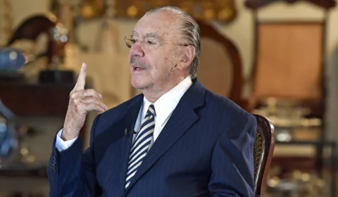 José Sarney, de 96 anos, passa por cirurgia abdominal e é internado na UTI