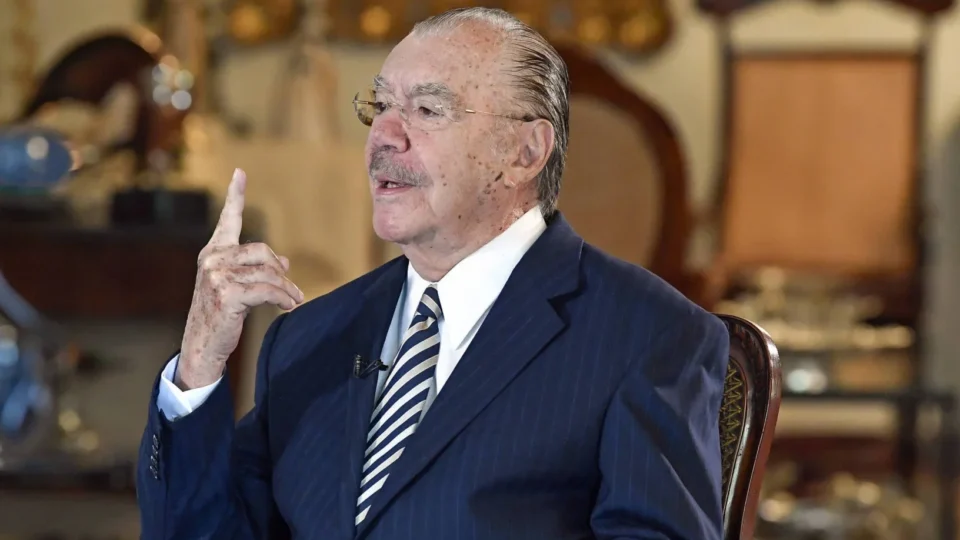 José Sarney, de 96 anos, passa por cirurgia abdominal e é internado na UTI