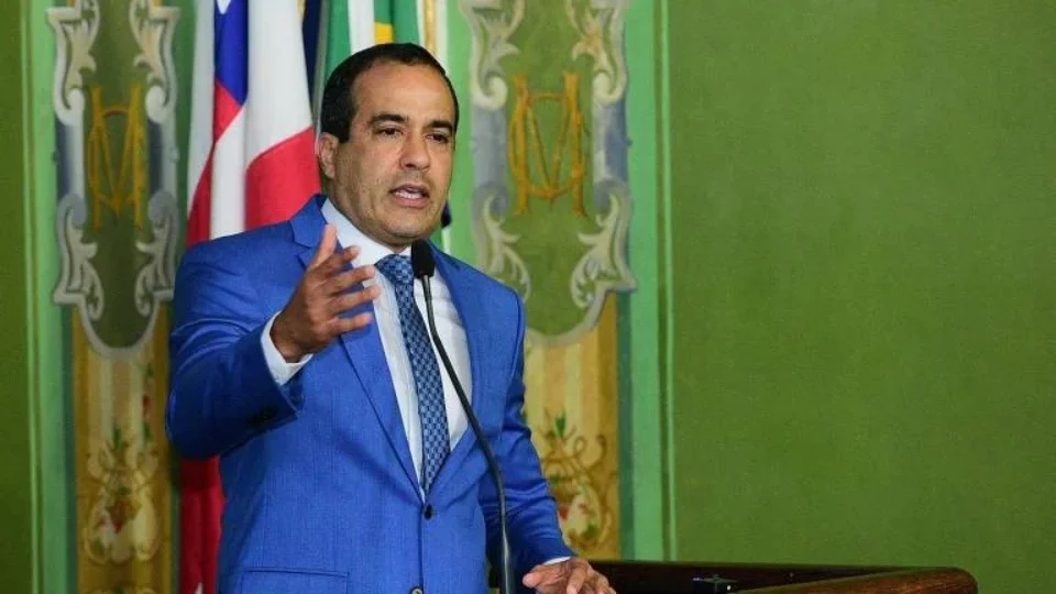 Prefeito de Salvador atribui atraso de ônibus à retirada de propaganda eleitoral