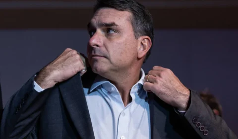 Emendas de Flávio Bolsonaro financiaram pagamentos a entidades e empresas sob investigação