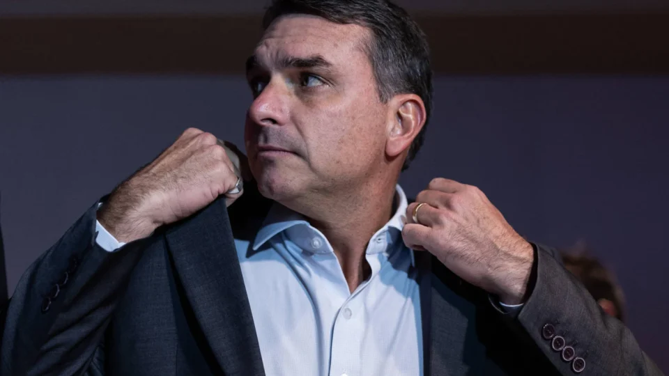 Emendas de Flávio Bolsonaro financiaram pagamentos a entidades e empresas sob investigação