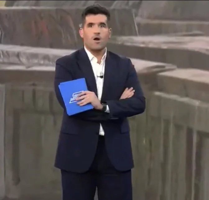 O apresentador fica sem acreditar no que aconteceu e fica com cara de chocado ao vivo 