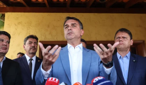 Domingo de eleição é feriado: Flávio avalia visita a Aparecida