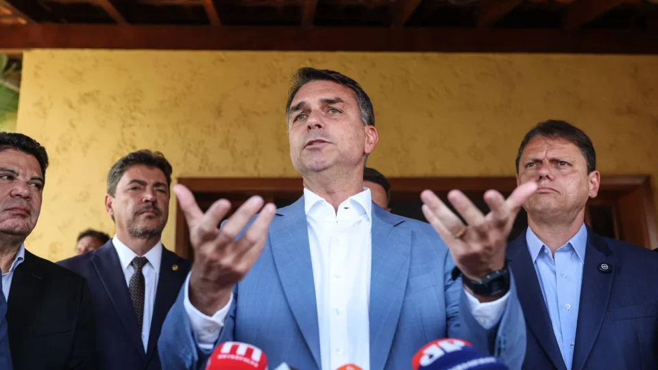 Domingo de eleição é feriado: Flávio avalia visita a Aparecida