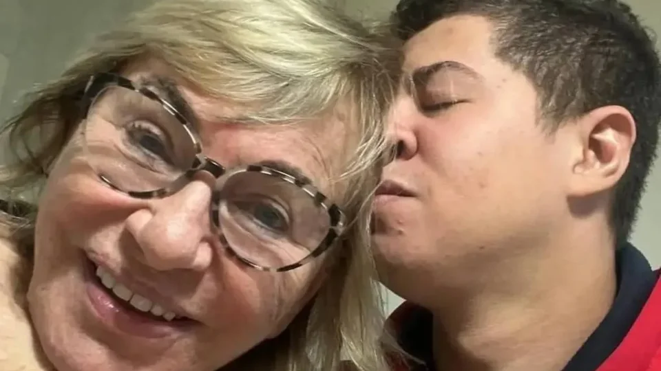 Jovem de 24 anos diz ser padrasto de Eliana e afirma viver romance com mãe da apresentadora, de 87