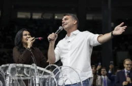 Flávio Bolsonaro canta com fiéis em Maracanãzinho lotado e fala em “guerra espiritual”
