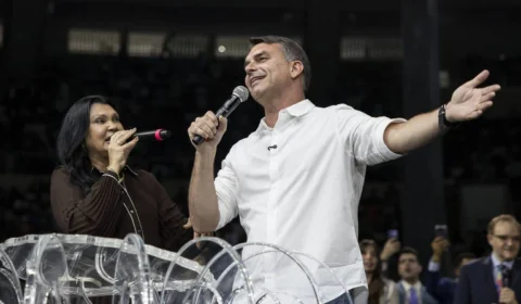 Flávio Bolsonaro canta com fiéis em Maracanãzinho lotado e fala em “guerra espiritual”