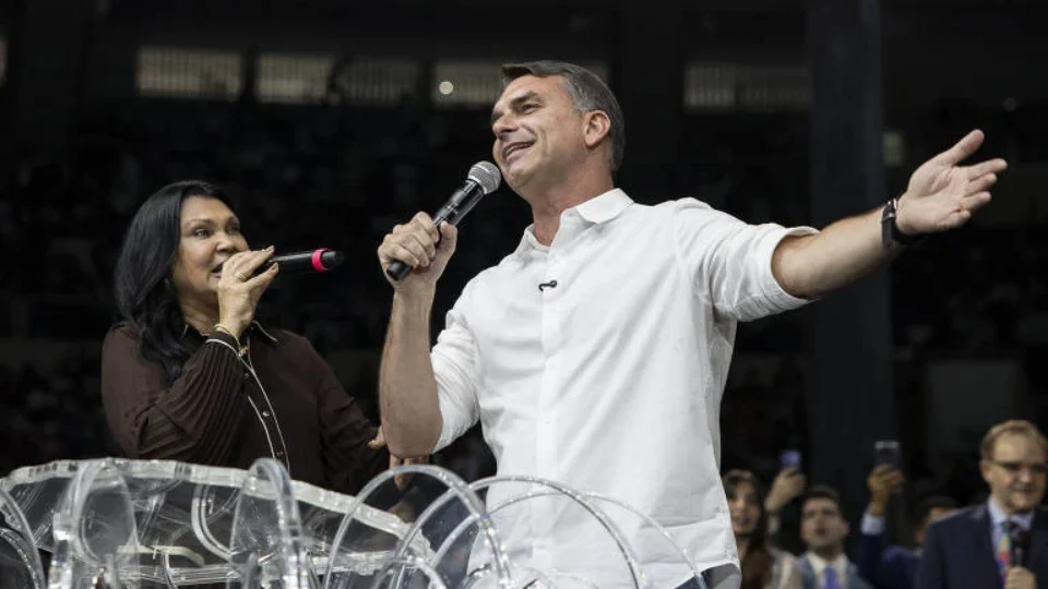 Flávio Bolsonaro canta com fiéis em Maracanãzinho lotado e fala em “guerra espiritual”