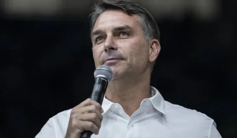 Após anunciar apoio ao fim da escala 6×1, Flávio promete a aliados rever PEC se for eleito