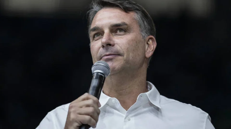 Após anunciar apoio ao fim da escala 6×1, Flávio promete a aliados rever PEC se for eleito