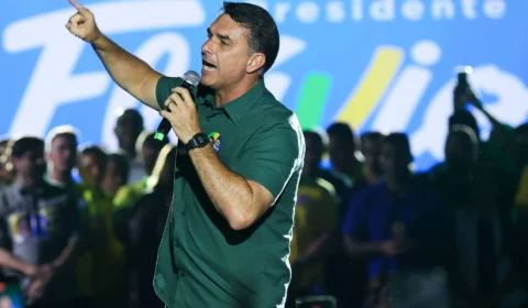 Estudantes de direita organizam ato pró-Flávio em frente ao Insper, em São Paulo