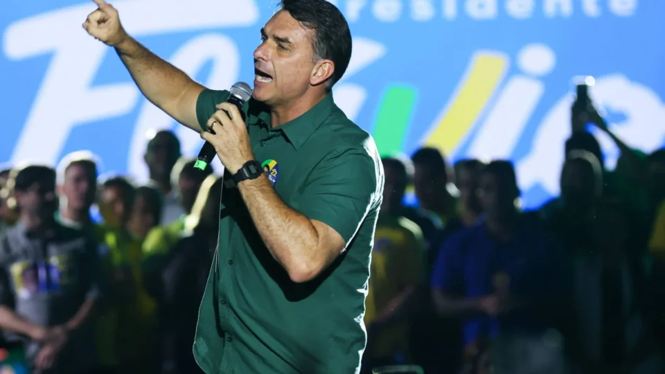 Estudantes de direita organizam ato pró-Flávio em frente ao Insper, em São Paulo