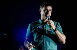 Flávio Bolsonaro participou de festa em lancha com prostitutas? Entenda a denúncia publicada