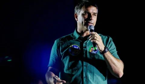 Flávio Bolsonaro participou de festa em lancha com prostitutas? Entenda a denúncia publicada