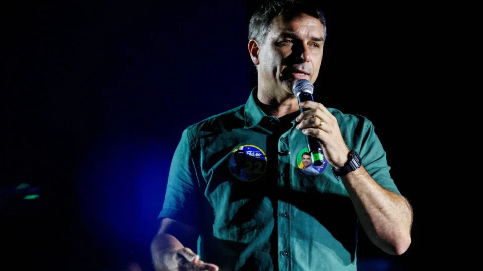 Flávio Bolsonaro participou de festa em lancha com prostitutas? Entenda a denúncia publicada