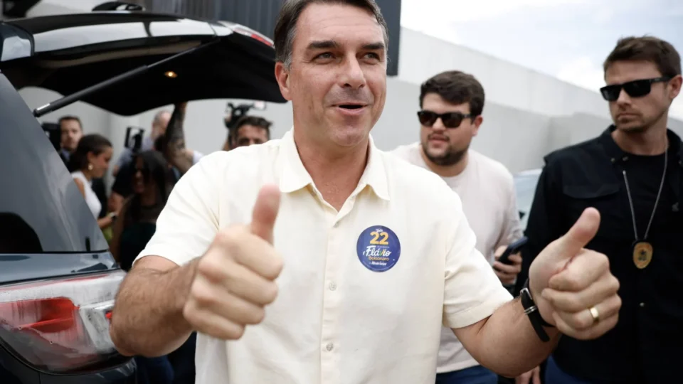 Flávio Bolsonaro divulga carta golpista e foge para os EUA