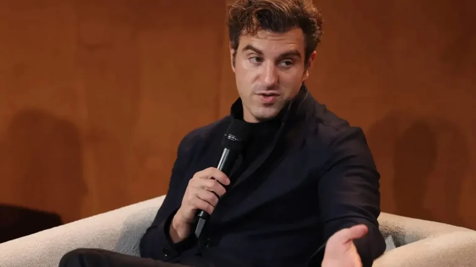 CEO do Airbnb alerta: dois perfis de profissionais correm mais riscos com a IA
