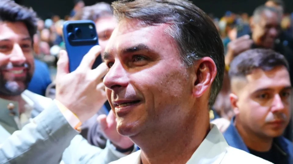 Flávio topa quebrar sigilo bancário e telefônico, mas exige que Lula libere cartão corporativo de Janja