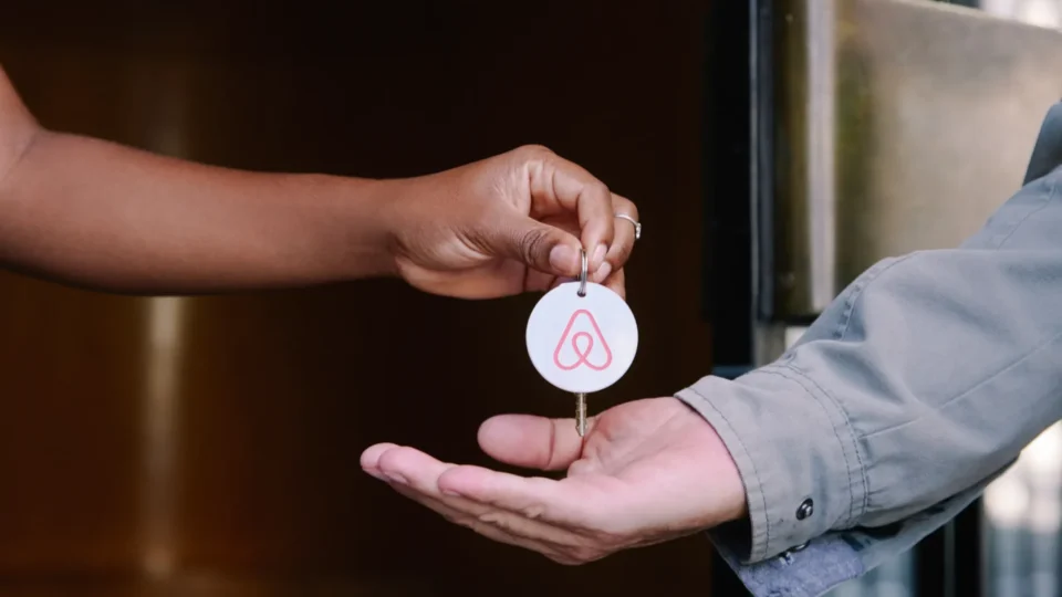 Airbnb movimenta mais de R$ 1,2 bilhão em BH e vira fonte de renda para anfitriões
