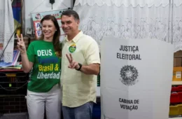 Flávio Bolsonaro vota no Rio de Janeiro neste domingo de segundo turno das eleições