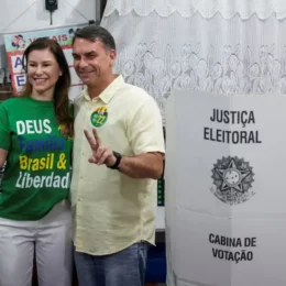Flávio Bolsonaro vota no Rio de Janeiro neste domingo de segundo turno das eleições