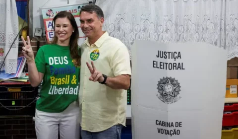 Flávio Bolsonaro vota no Rio de Janeiro neste domingo de segundo turno das eleições
