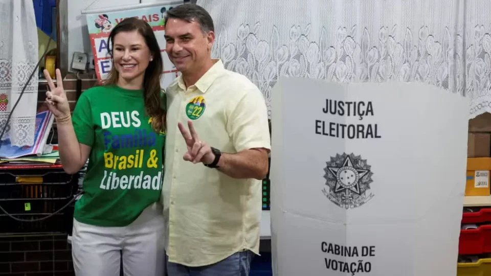 Flávio Bolsonaro vota no Rio de Janeiro neste domingo de segundo turno das eleições