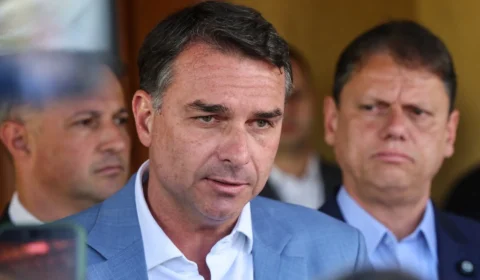 TSE apura propaganda de Flávio Bolsonaro exibida sem som; vídeo foi distribuído pela EBC
