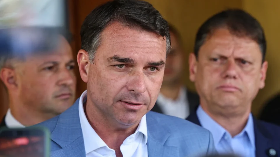 TSE apura propaganda de Flávio Bolsonaro exibida sem som; vídeo foi distribuído pela EBC
