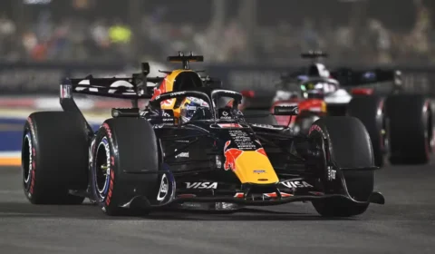 Verstappen vence GP de Singapura pela primeira vez; Bortoleto abandona
