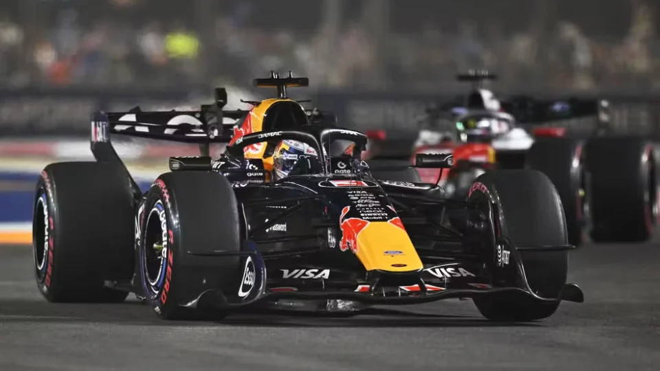 Verstappen vence GP de Singapura pela primeira vez; Bortoleto abandona