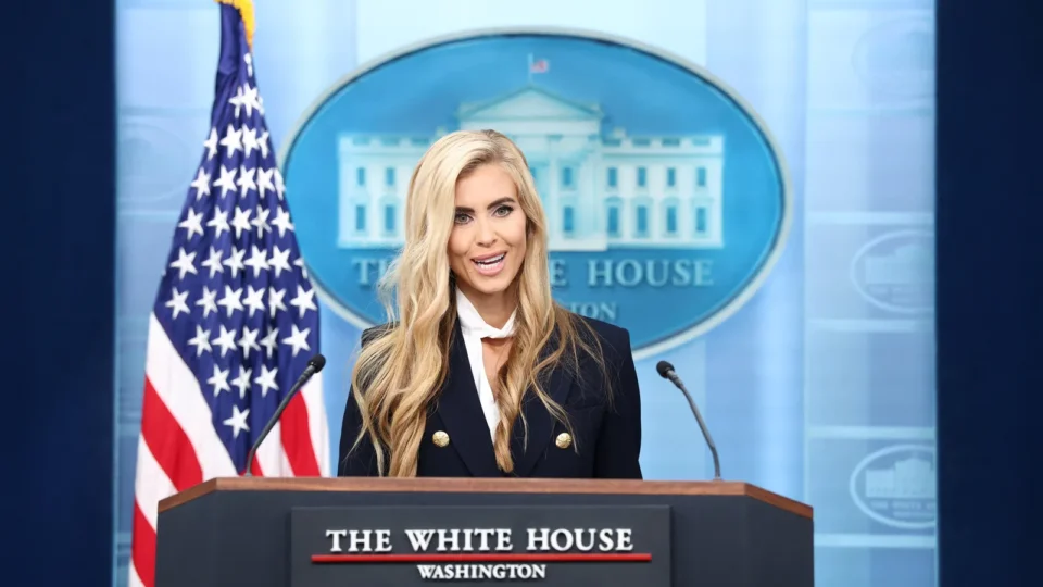 Katie Zacharia, porta-voz de Trump, é demitida após admitir reprovação em exame de advocacia