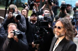 Russell Brand começa a ser julgado por crimes sexuais contra seis mulheres